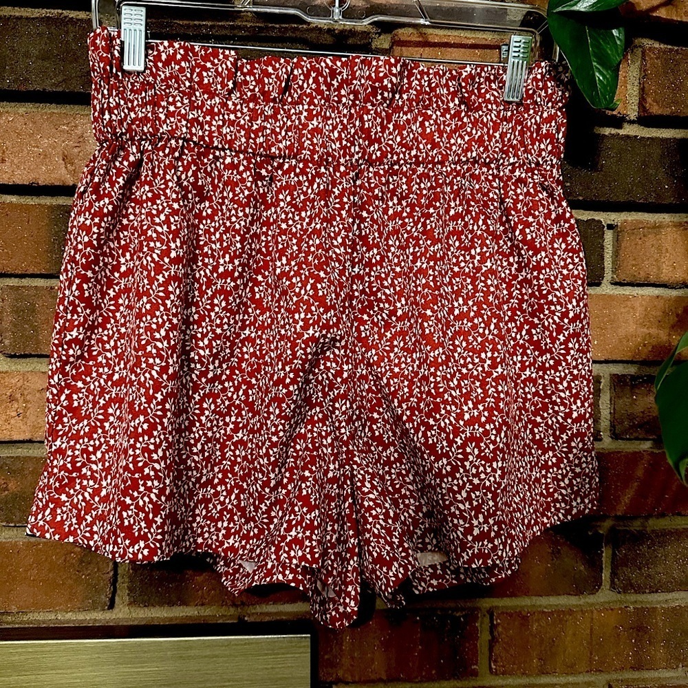 🛍️ shein High waist maroon with white floral shorts.